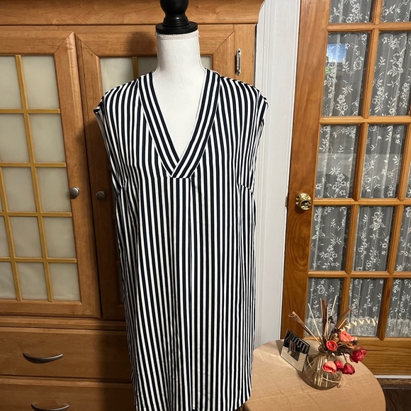 Dresses & Skirts - Banana Republic Dress new with tags. Size 6 the waistband is missing.
